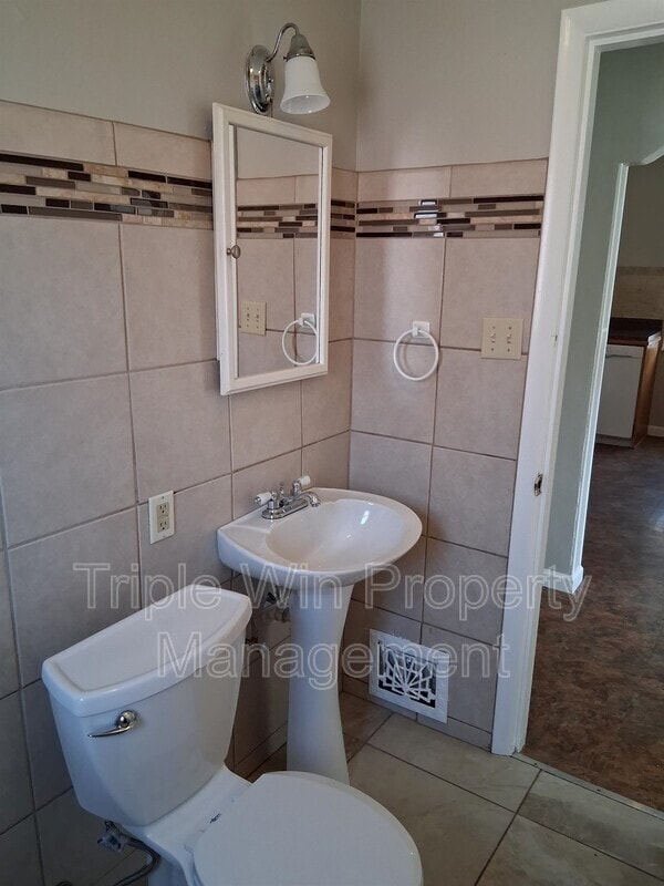 Building Photo - 313 Carthage Ave