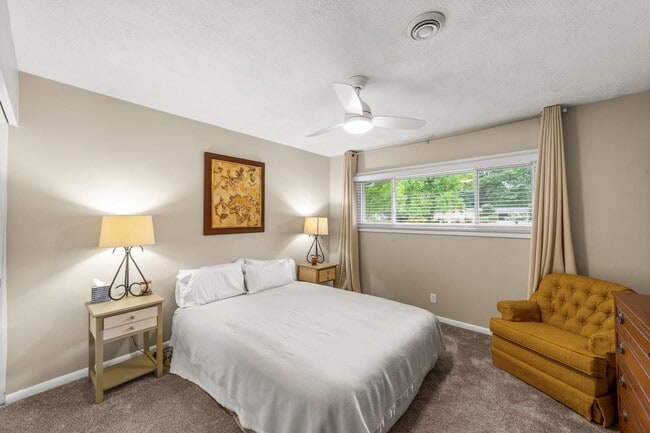 Building Photo - Fantastic 4-Bedroom with Updated Kitchen &...