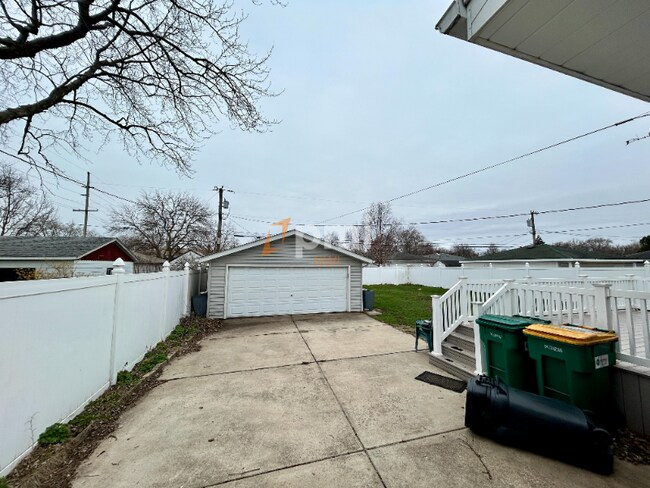 Building Photo - 250 Sycamore Ln