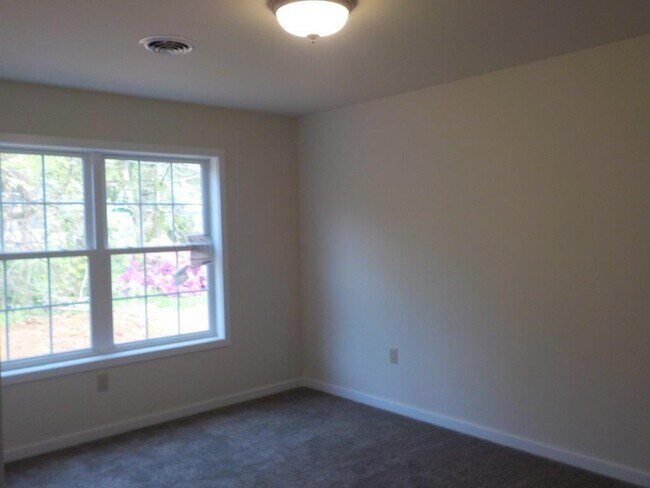 Building Photo - Spacious 3-Bed, 3.5-Bath Townhouse on East...