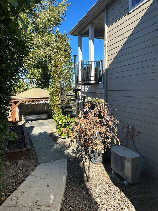 Building Photo - Amazing Price! Amazing Location!