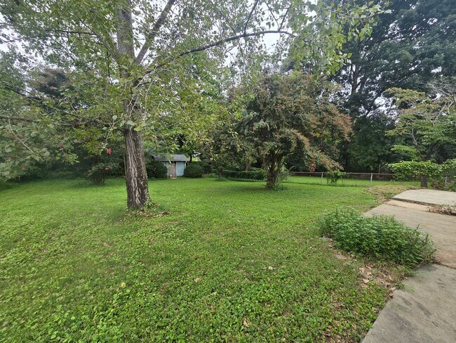 Building Photo - Charming Ranch with Fenced Yard in the Hea...