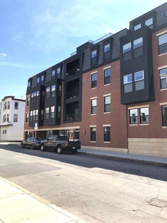 Building Photo - Room Available in Modern 2BR Condo – Jeffr...