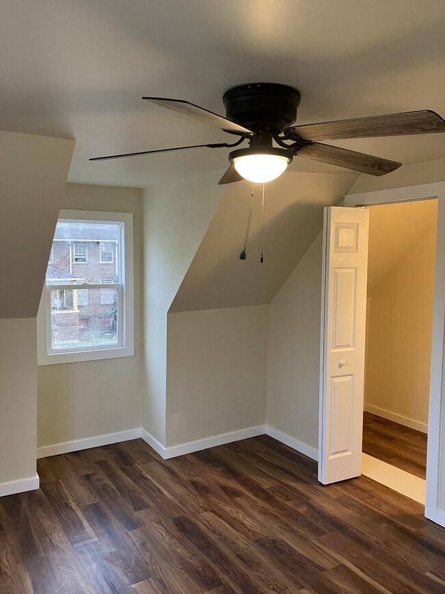 Building Photo - 1030 E 6th Ave