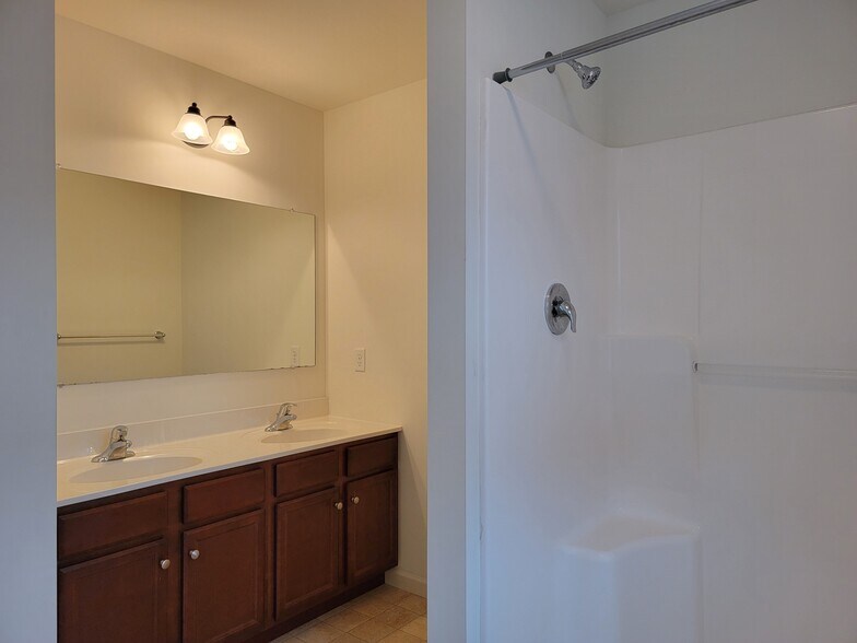 Building Photo - 647 Winding Ln