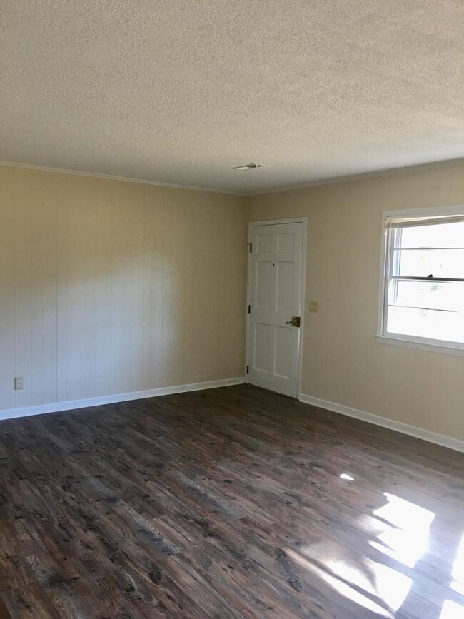 Building Photo - N Kerr Avenue - Duplex home - Move In Read...