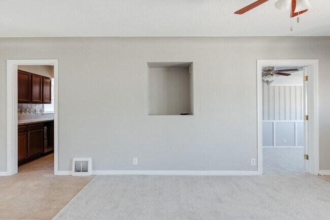 Building Photo - $0 DEPOSIT OPTION. 3BED/1BATH WITH ONE CAR...