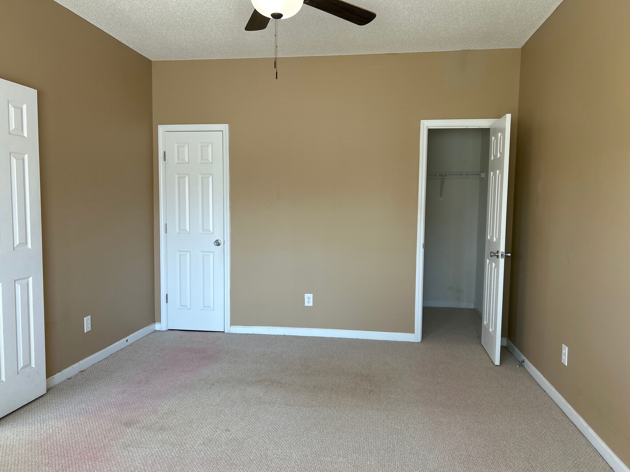 Building Photo - Room in House on Cabana Way