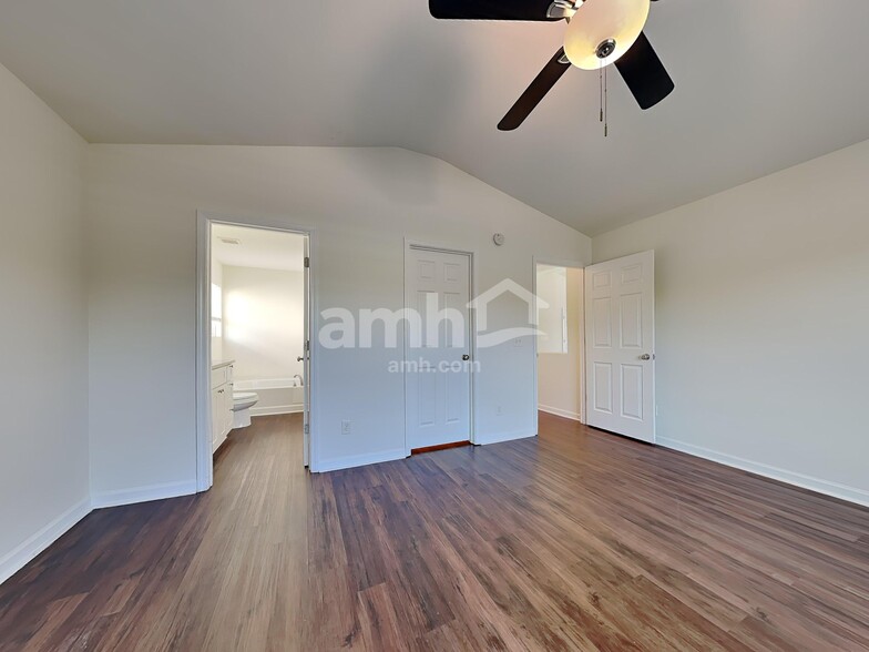 Building Photo - 132 Spring Lakes Dr