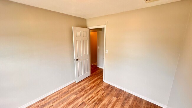 Building Photo - Lovely 2 Bedroom + Bonus Room, 1 Bathroom ...