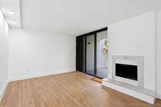 Building Photo - 1222 Hillsboro Mile