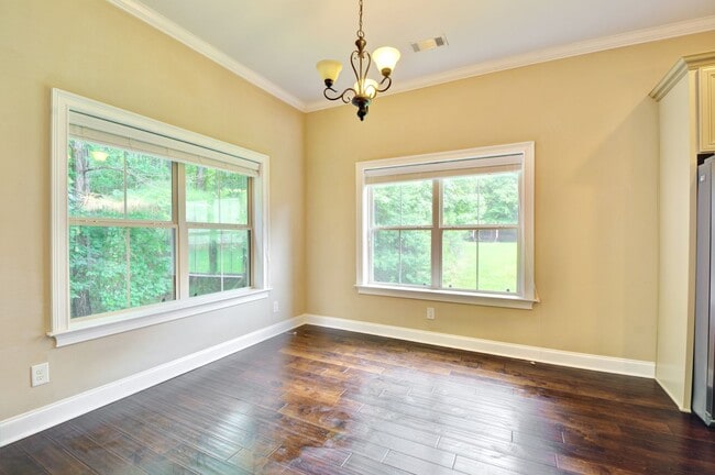 Building Photo - Spacious 4 Bed, 2.5 Bath Home in Desirable...