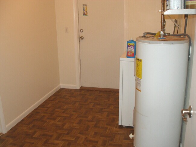 Building Photo - 508 Pinegrove Ave