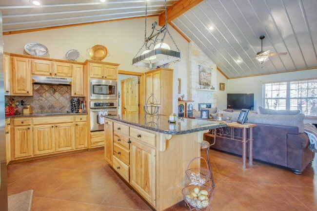Building Photo - 3 bedroom home on acreage