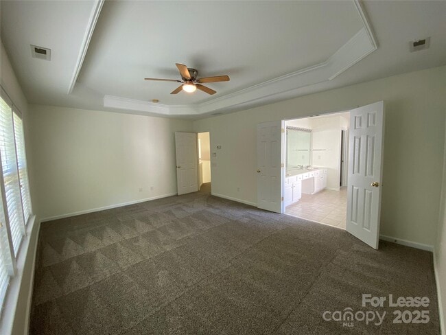 Building Photo - 9901 Hazelview Dr