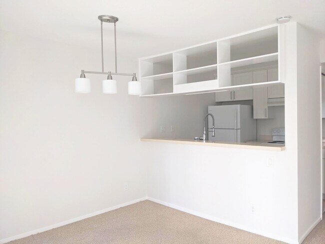 Building Photo - 3335 La Mesa Dr