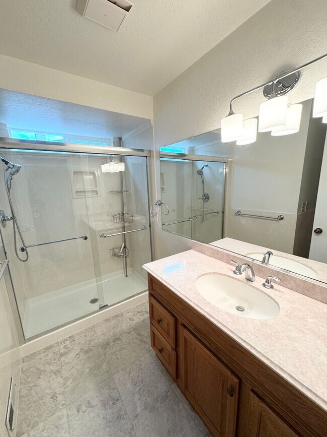 Building Photo - THREE BEDROOM TWO BATH  HOME in the Pocket...