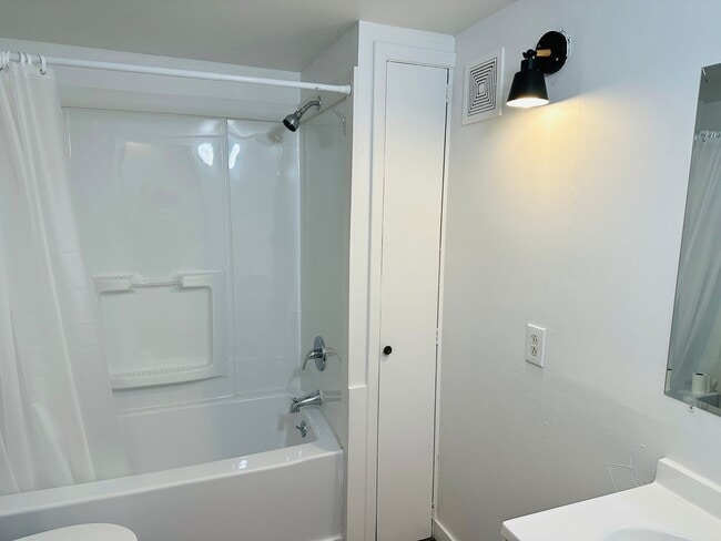 Building Photo - 4 bedroom, 1 bath. Pets Ok, Remodeled in 2...