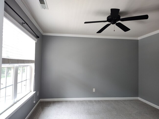 Building Photo - Move-in ready Townhome with in Stone Creek...