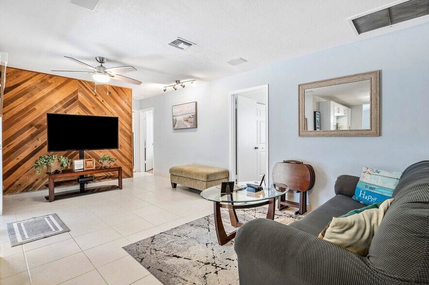 Building Photo - 1262 Pinetta Cir