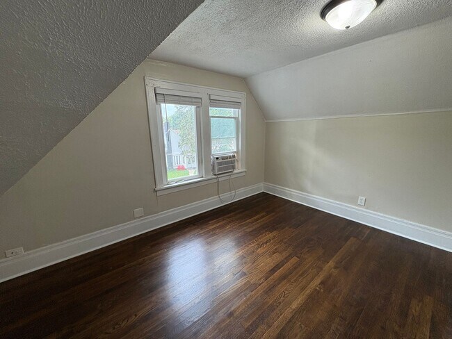 Building Photo - Updated 4 bed 1.5 Bath in Omaha
