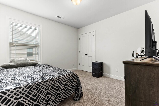 Building Photo - 241 Overton Dr