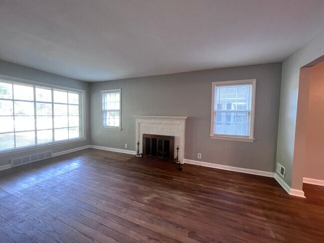 Building Photo - Recently Updated 2 Bedroom Home with Fence...