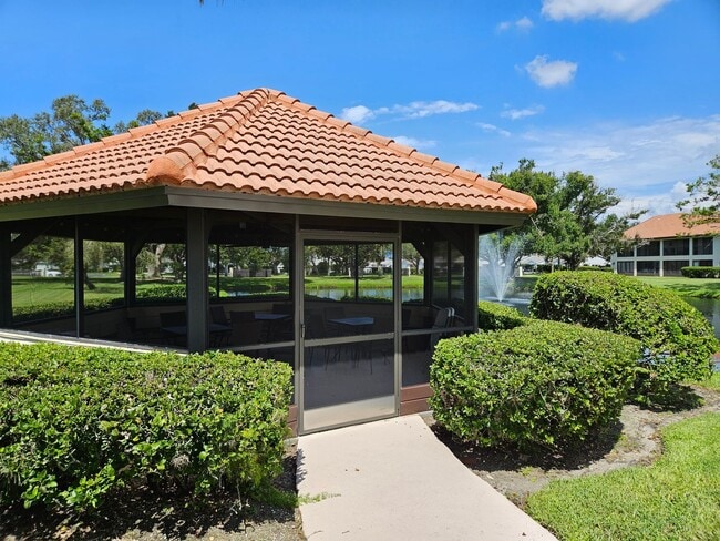 Building Photo - Seasonal Short-Term 2 Bedroom 2 Bathroom 2nd Floor Condo in Estancias of Capri Isles!