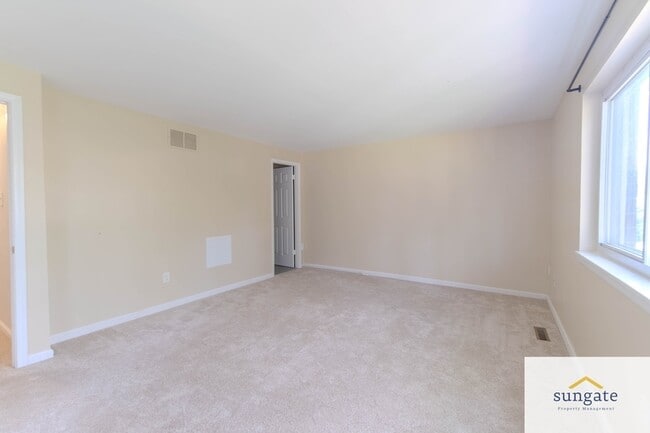 Building Photo - 12 Daria Ct