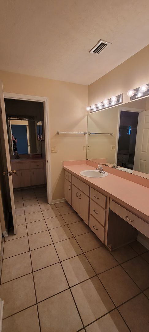 Building Photo - 3/2: Enjoy this nice spacious home in Sunrise.