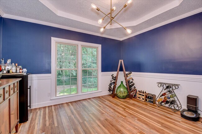 Building Photo - 4 bedroom 3 full bathroom home in heart of...
