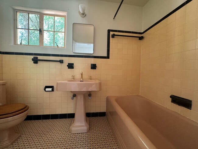 Building Photo - 3 Bed 2 Bath Home in Golfview