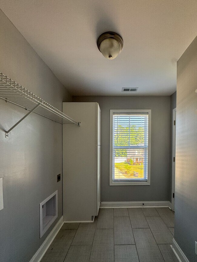 Building Photo - Stunning 4 Bed 2.5 Bath Home in Lexington Plantation