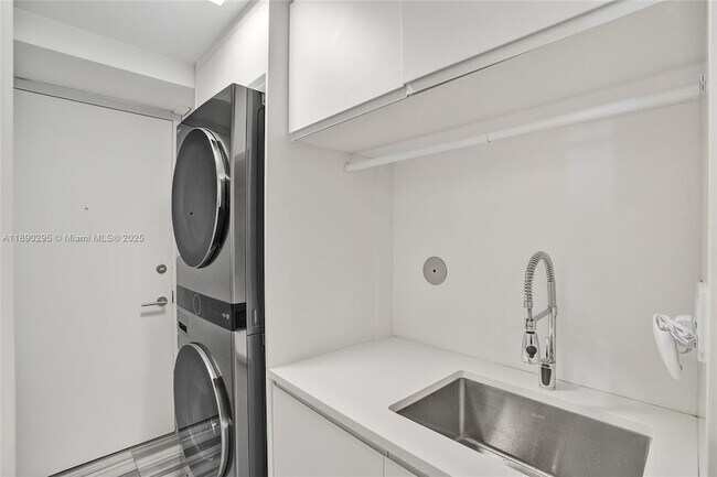 Building Photo - 17875 Collins Ave