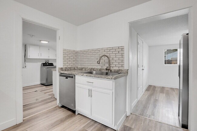 Building Photo - $2,850 - 3 Bed, 2 Bath Updated Home in Den...