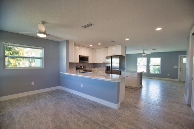 Building Photo - Annual Recently Updated Unfurnished Single Family Home in South Venice!