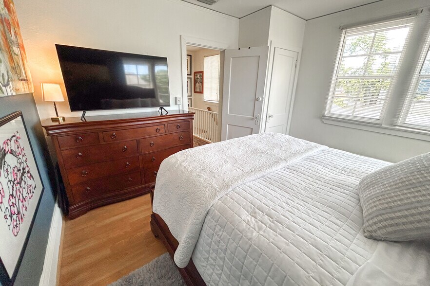 Building Photo - 321 11th St