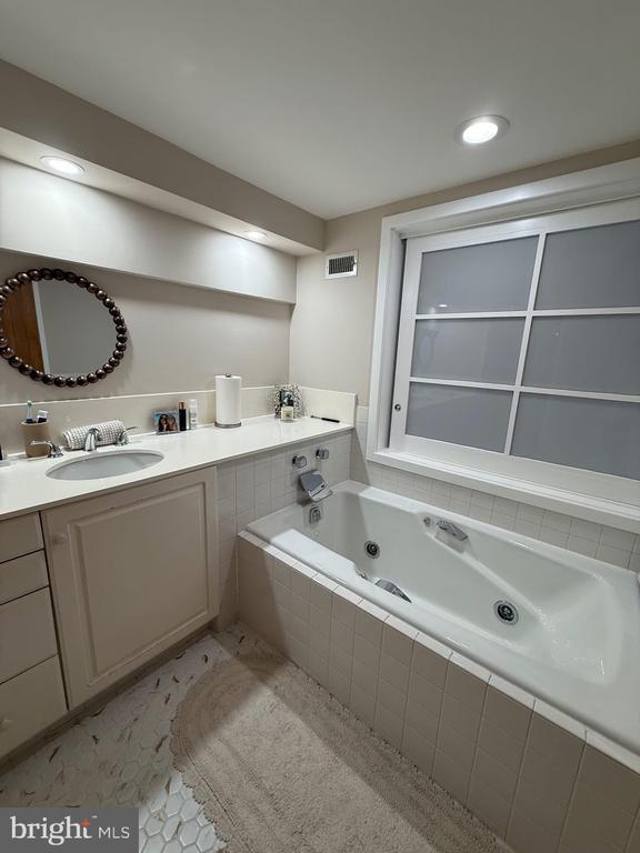 Building Photo - 7 N Christopher Columbus Blvd