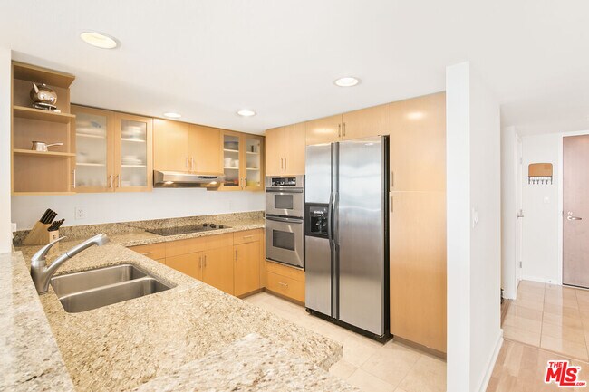 Building Photo - 13700 Marina Pointe Dr