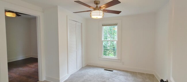 Building Photo - Adorable Red Bank Home!