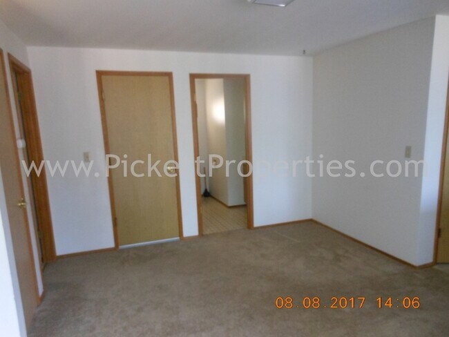 Building Photo - Large 3 Bedroom Home in Great Ridgetop Loc...
