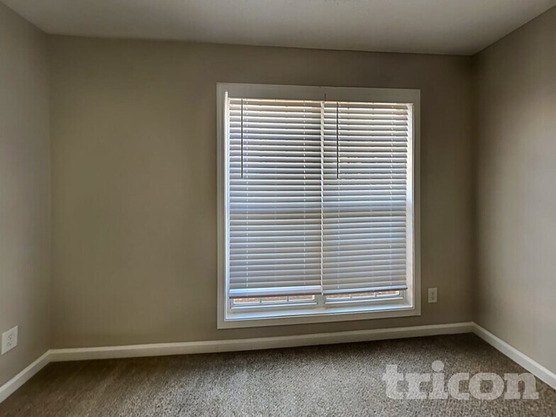 Building Photo - 208 Ravenwood Ct