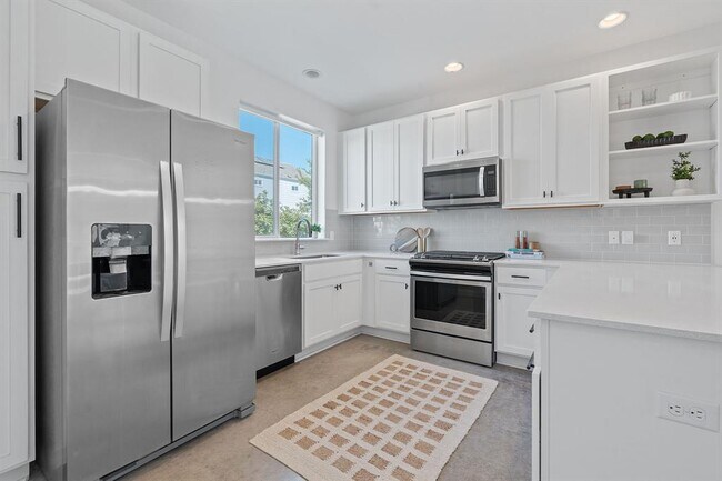 Building Photo - 801 N Bluff Dr