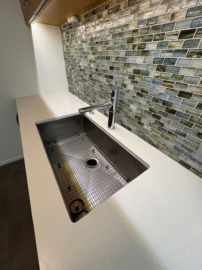 Building Photo - Steps from Alamitos Beach! Modern 1 bed 1 ...