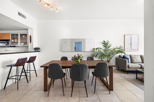 Building Photo - 725 NE 22nd St