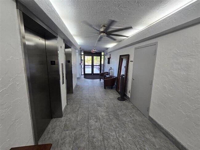 Building Photo - 250 Jacaranda Dr