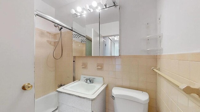 Building Photo - 2942 W 5th St