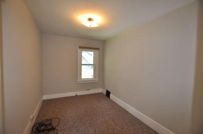 Building Photo - 921 Sylvan Ave