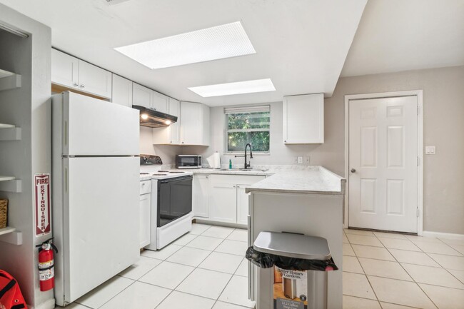 Building Photo - 2118 SW 69th Dr