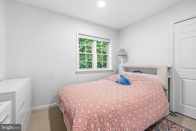 Building Photo - 4880 Chevy Chase Dr